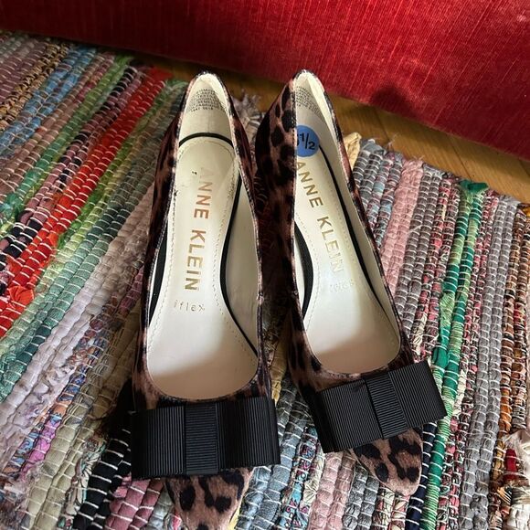 Anne Klein Animal Print Heels with Black Accent Size 6 - Picture 2 of 12